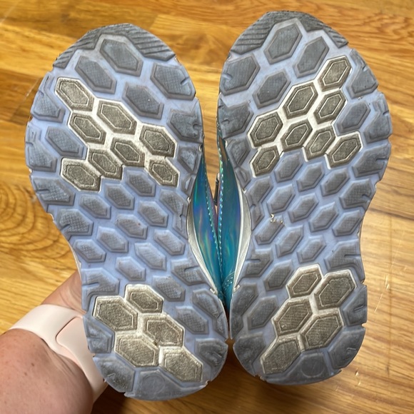 Frozen 2 Light-Up Shoes - fit like size 6 - Picture 4 of 5